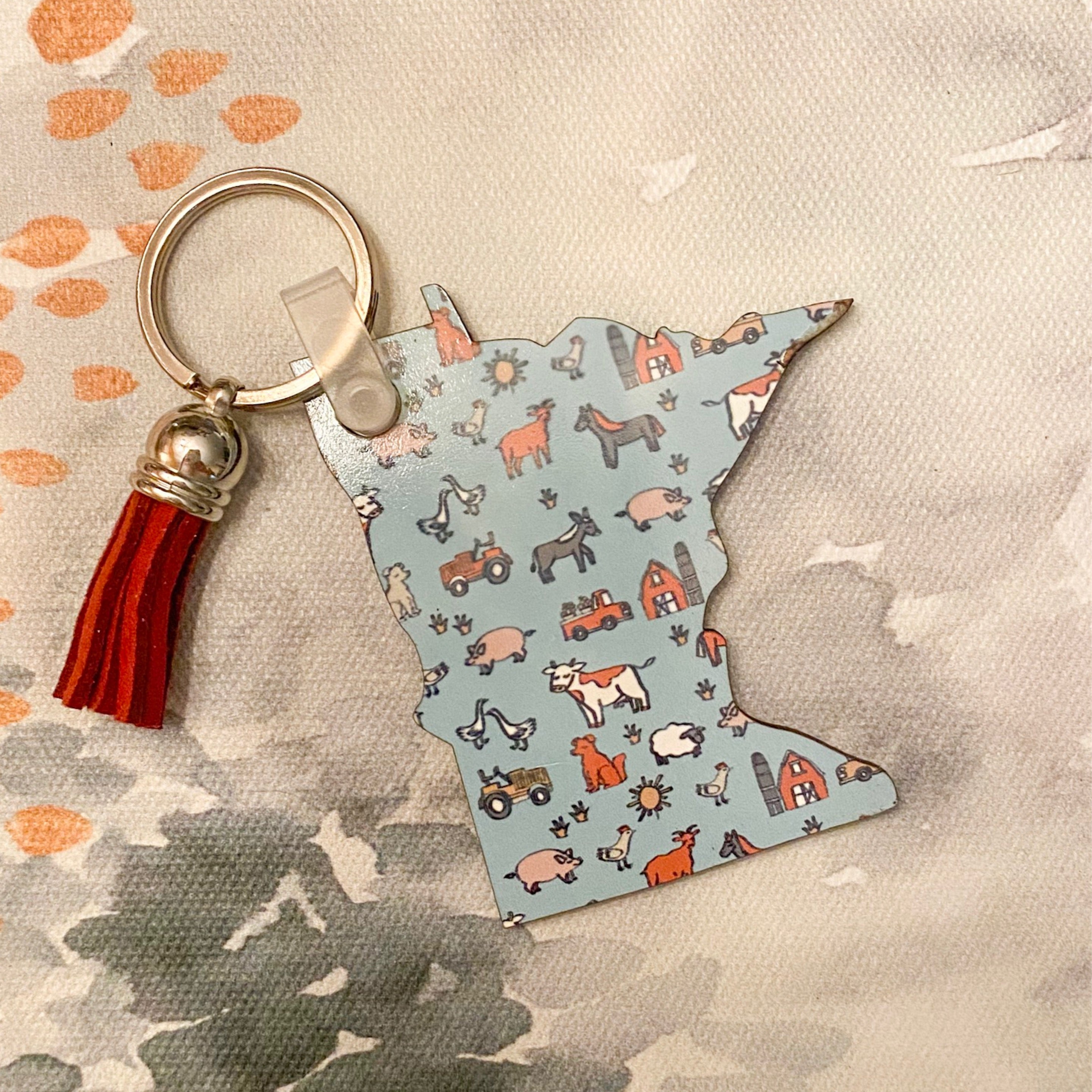barnyard-minnesota-keychain-the-woodsy-tulip